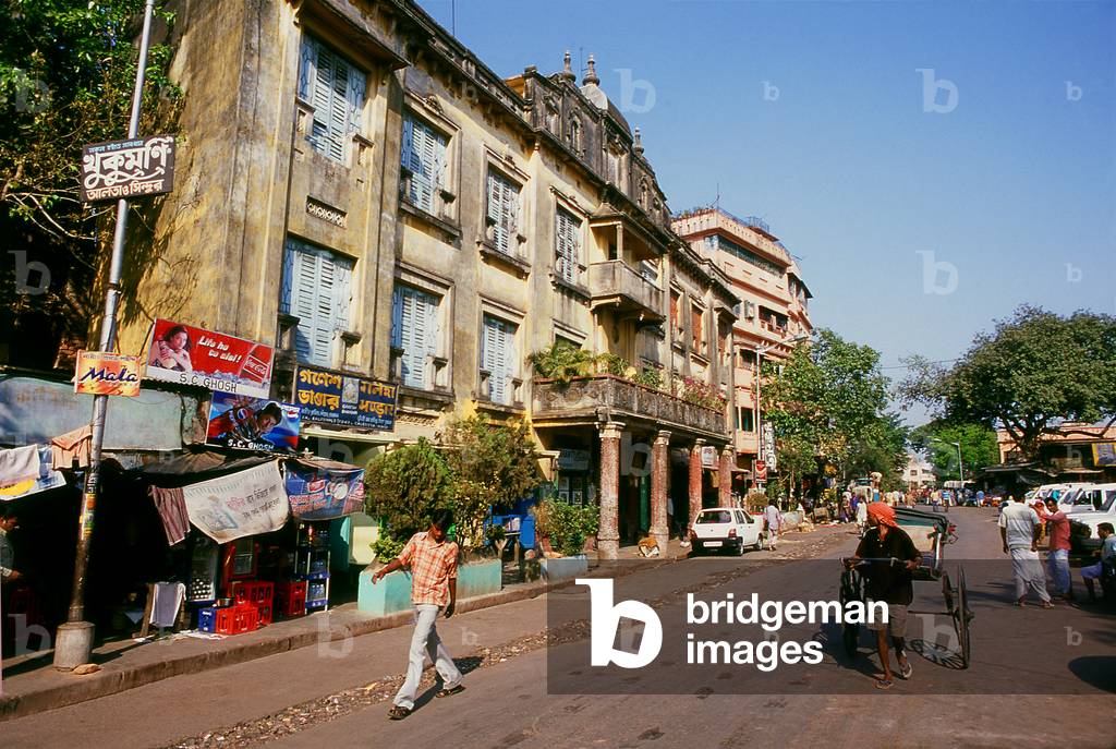 India: Rickshaw driver and Calcutta housing, Kalitemple Road, Kolkata, West Bengal