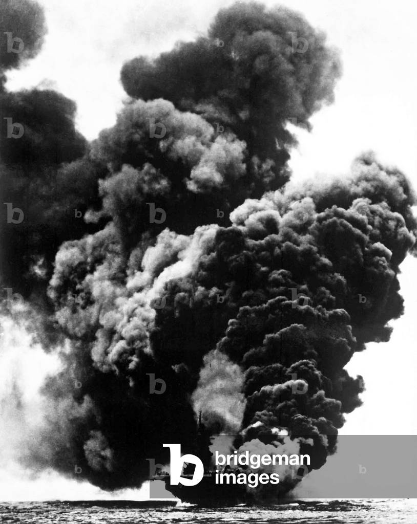 Japan / USA: Aircraft carrier USS Bunker Hill ablaze after being hit by two kamikaze suicide planes. Photographed from USS Bataan on the morning of May 11, 1945, while supporting the Okinawa invasion. Battle of Okinawa, May 1945 (photo)