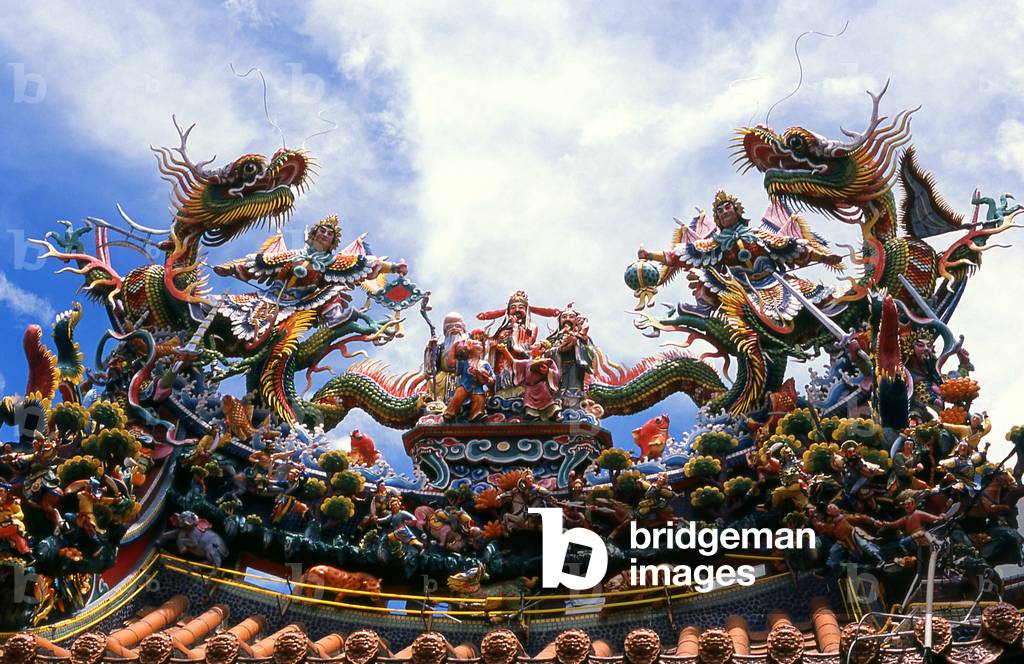 Taiwan: Roof detail at the Mingde Guan Temple, Taoyuan