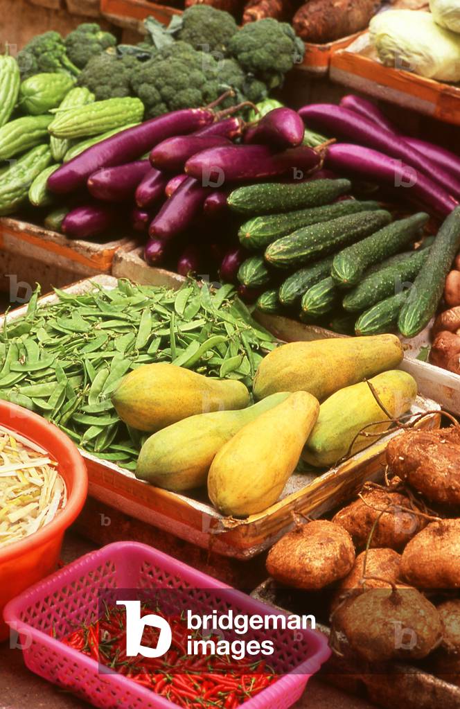 China: Fresh fruit and vegetables at a street market, Qingyuan, Guangdong Province (photo)