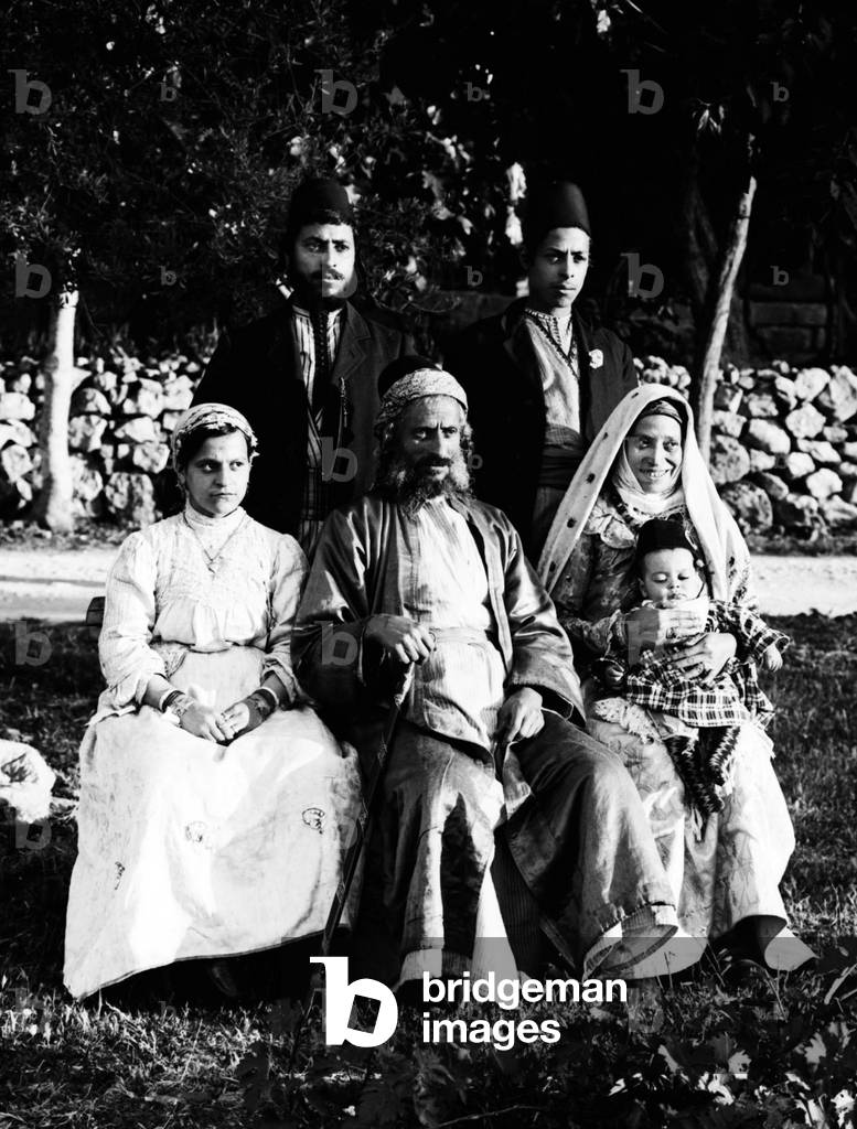 Yemen / Palestine: Mizrahi Jewish family of Yemeni origin, Jerusalem, c. 1910