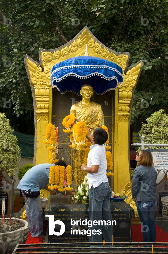 Thailand: Devotees at the Khru Ba Srivichai (1878 - 1938) memorial at the foot of Doi Suthep, Chiang Mai, northern Thailand