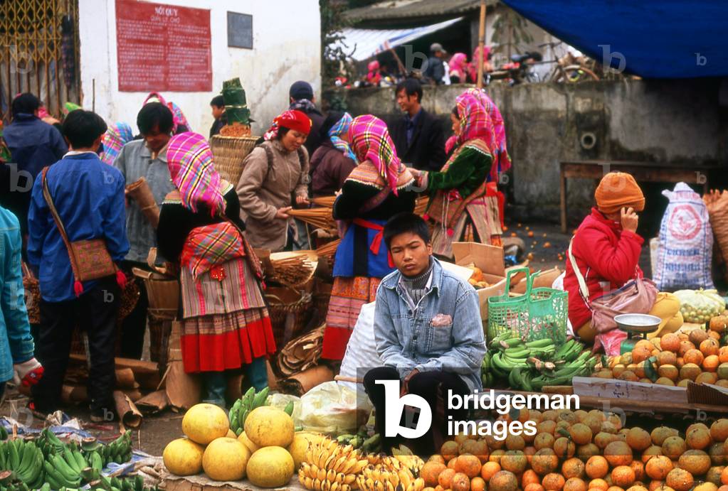 Vietnam: Traders and Flower Hmong women at Bac Ha Sunday Market, Lao Cai Province