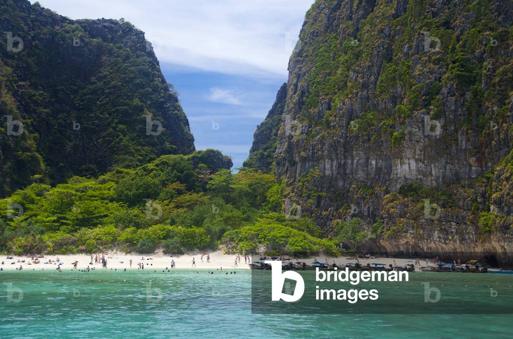 Thailand: Ao Maya (Maya Bay) made famous by the Hollywood film 'The Beach' starring Leonardo di Caprio, Ko Phi Phi Leh, Ko Phi Phi