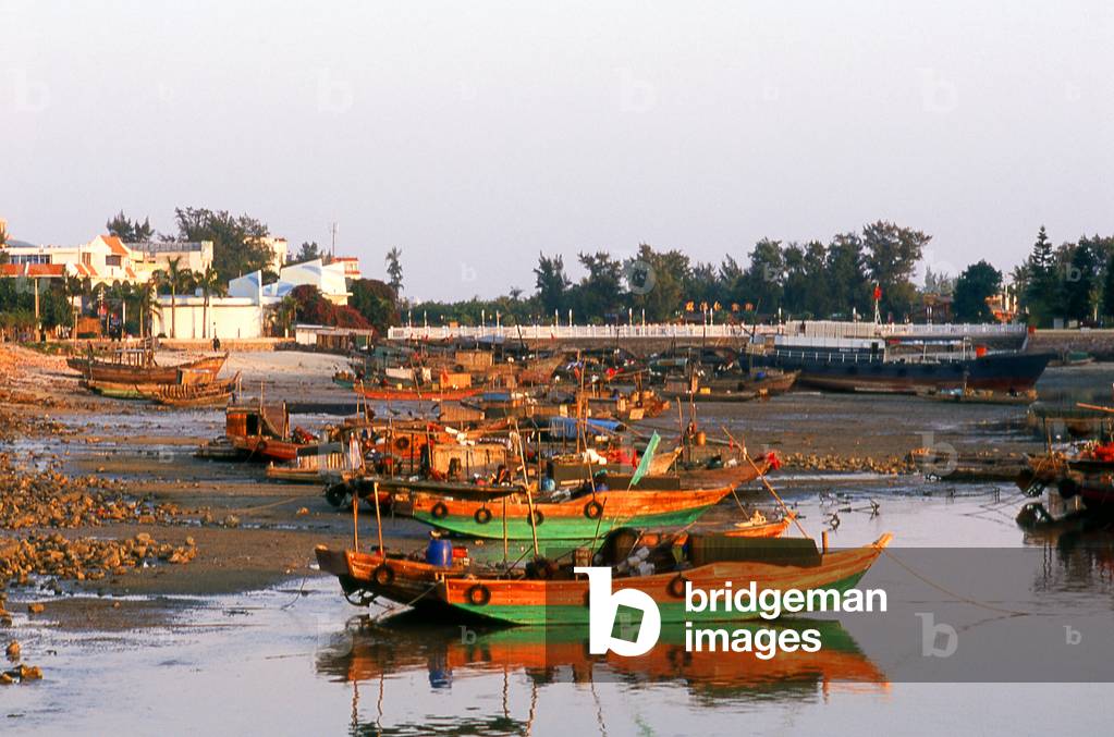 China: Fishing boats near Silver Beach (Beihai Yintan), Beihai, Guangxi Province