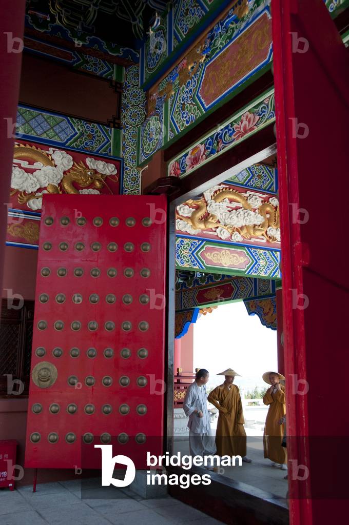China: Monks at the Changsheng Monastery behind San Ta Si (Three Pagodas), Dali, Yunnan