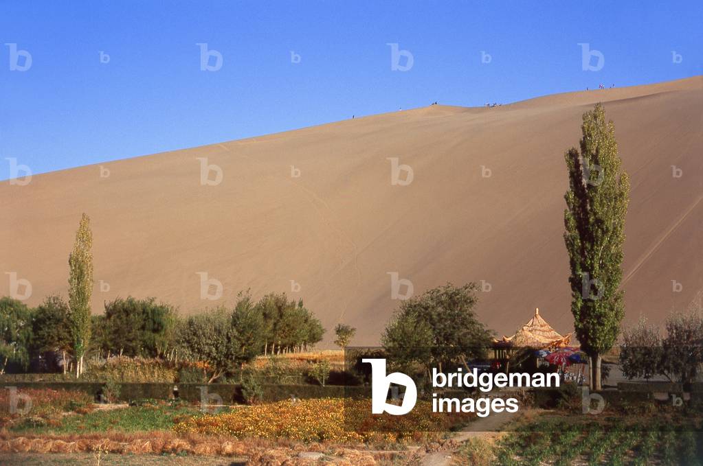 China: The singing sand dunes of Mingsha Shan (Mingsha Hills) in the Kumtagh Desert, Gansu Province
