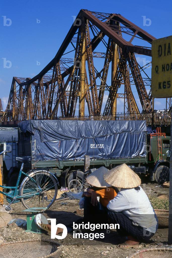 Vietnam: Women near the Long Bien Bridge, Hanoi