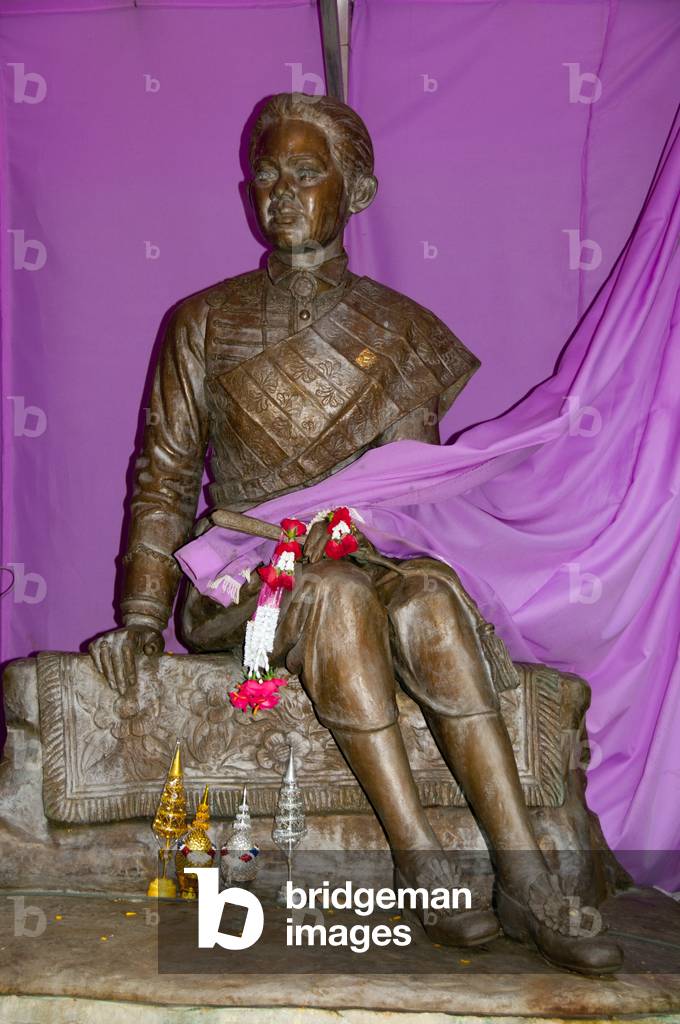 Thailand: A statue of Queen Sunantha Kumarirat next to the Phlio Waterfall, Nam Tok Phlio (Phliw) National Park, Chanthaburi Province