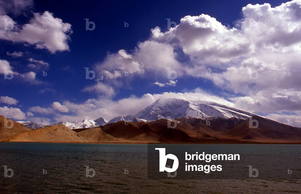 China: Muztagh Ata (Ice Mountain Father) next to Lake Karakul on the Karakoram Highway, Xinjiang