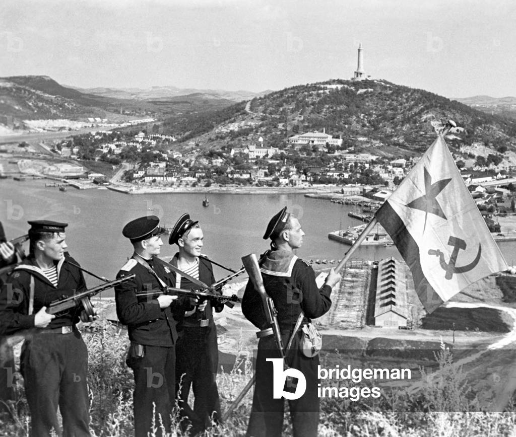 China / USSR: Pacific Fleet marines of the Soviet Navy hoisting the Soviet naval ensign in Dalian (Port Arthur), on October 1, 1945