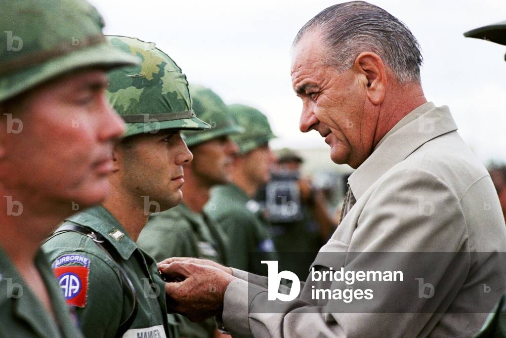 USA / Vietnam: President Lyndon B. Johnson awards the Distinguished Service Cross to First Lieutenant Marty A. Hammer, 26 October 1966
