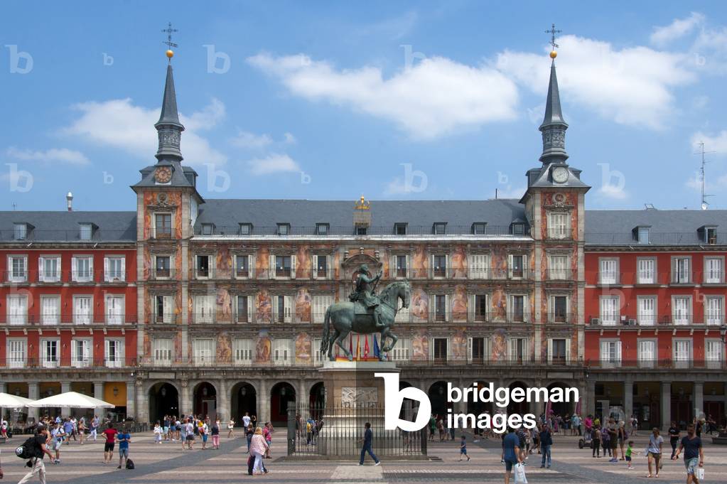 Spain: Equestrian statue of Philip III (1578 - 1621), King of Spain, Plaza Mayor, Madrid. Sculpted by Giambologna (1529 - 1608) and Pietro Tacca (1577 - 1640), the statue was erected in 1616 (photo)