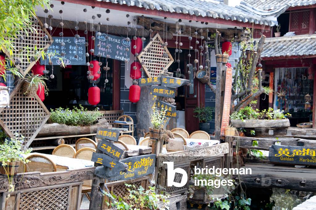 China: Handicraft shop, Lijiang Old Town, Yunnan Province