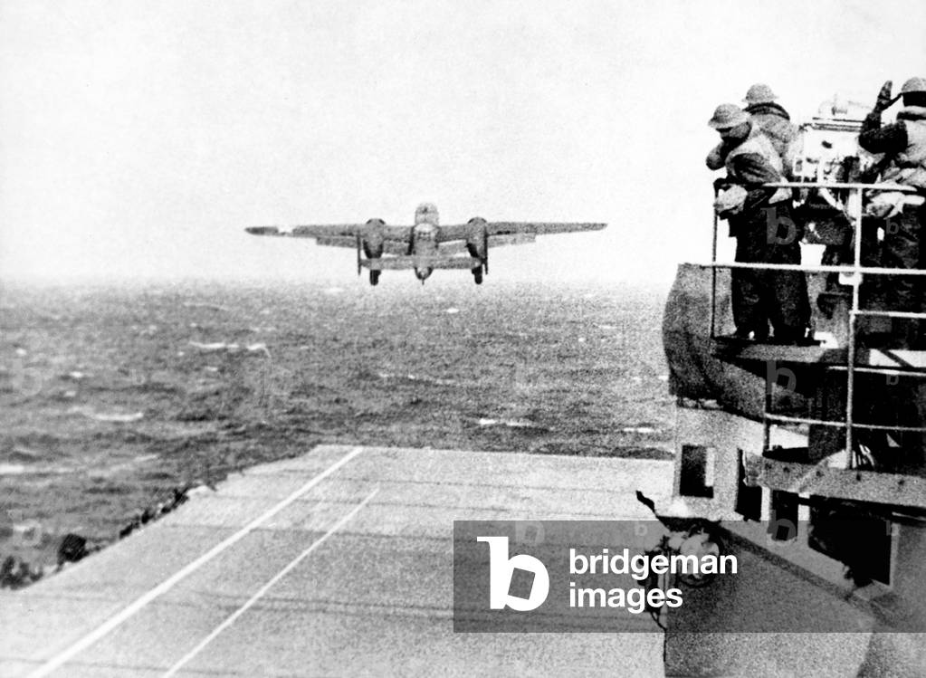 USA / Japan: A USAAF B25B Mitchell Bomber B-25 taking off from the USS Hornet for the 'Doolittle Raid' on Tokyo, 18 April 1942