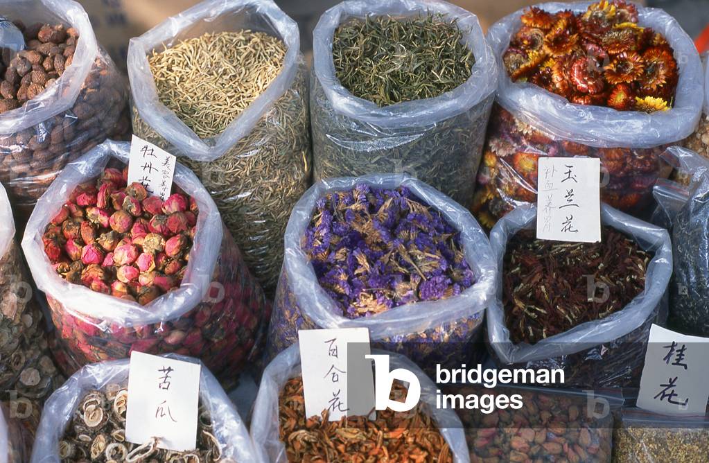China: Dried flowers used for hot infusions in the 'Water Town' of Zhouzhuang, Jiangsu Province (photo)