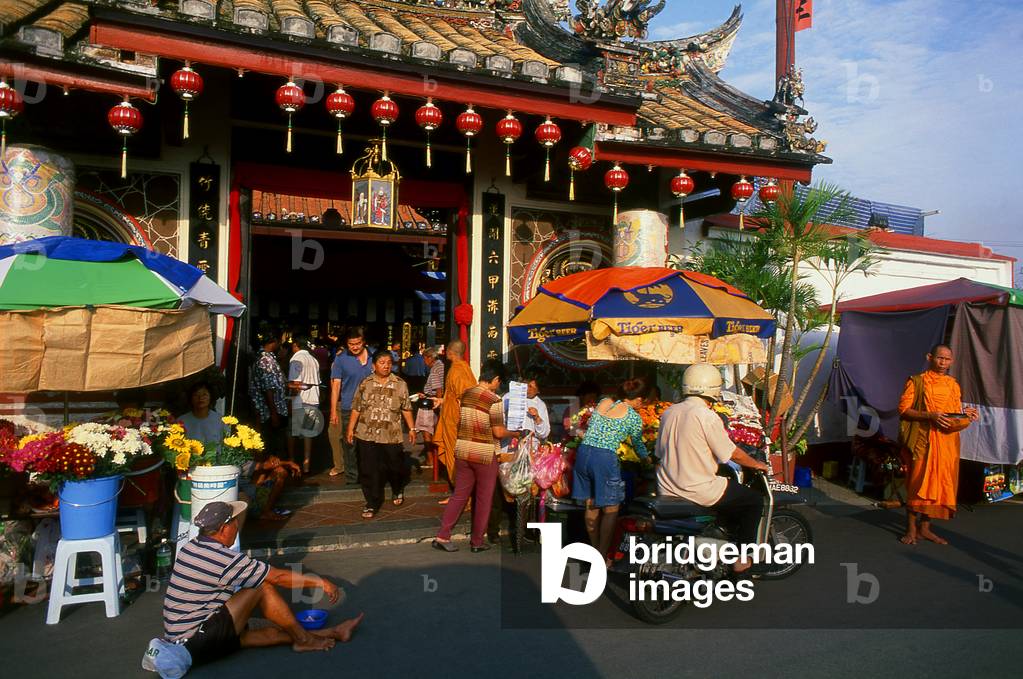Malaysia: The busy Cheng Hoon Teng Temple (Temple of Green Cloud) early in the morning, Malacca