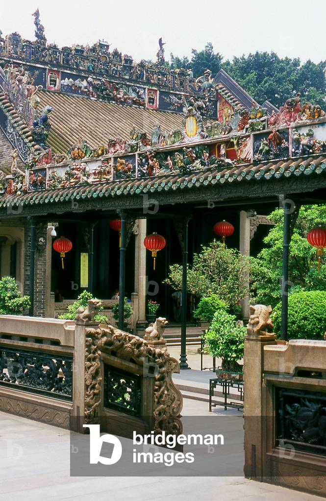 China: Elaborately decorated pottery ridge at the Chen Family Temple (Chenjia Si), Guangzhou, Guangdong Province