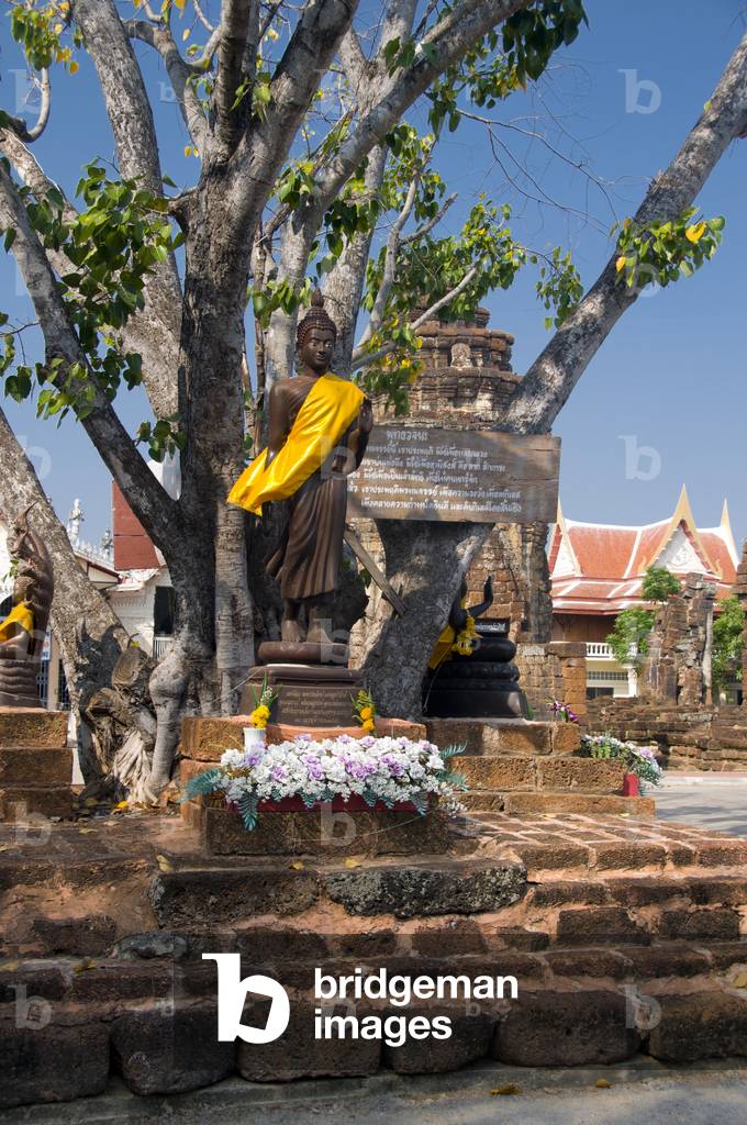 Thailand: Standing Buddha near the Khmer shrines, Wat Kamphaeng Laeng, Phetchaburi
