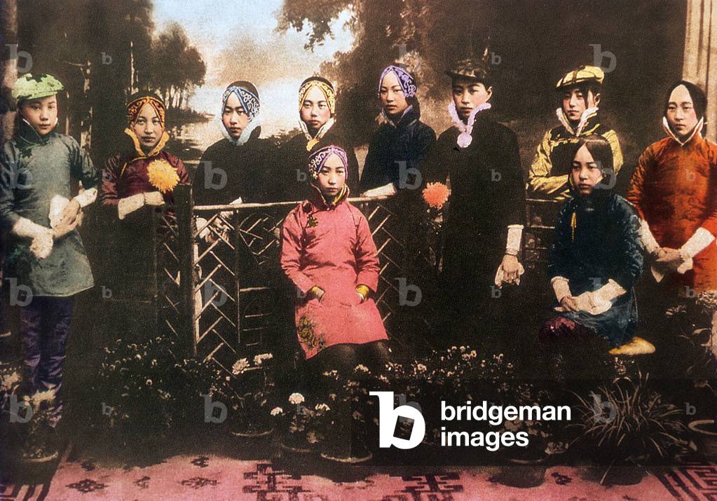 China: A group of ten young Chinese women (1900)