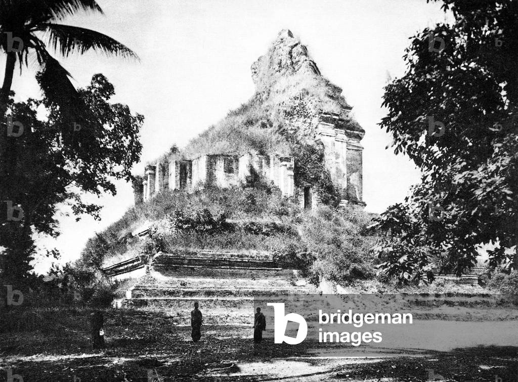 Thailand: Young novice monks in front of the great chedi at Wat Chedi Luang, Chiang Mai, northern Thailand, c. 1920 (b/w photo)