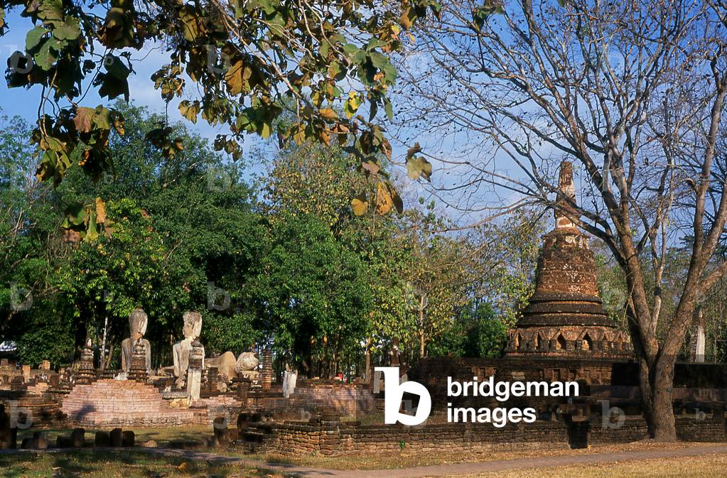 Thailand: Buddhas and the main chedi at Wat Phra Kaew, Kamphaeng Phet Historical Park
