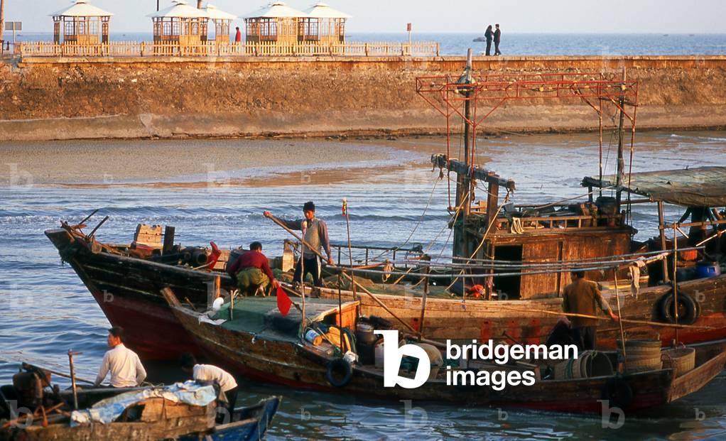 China: Fishing boats near Silver Beach (Beihai Yintan), Beihai, Guangxi Province