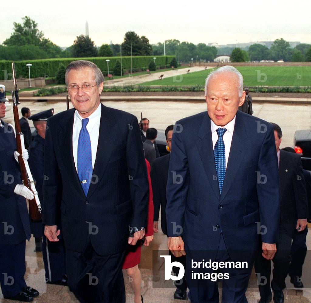 Singapore / USA: Senior Minister Lee Kuan Yew accompanies US Secretary of Defense Donald H. Rumsfeld through an honour cordon into the Pentagon, Washington DC, 2 May 2002