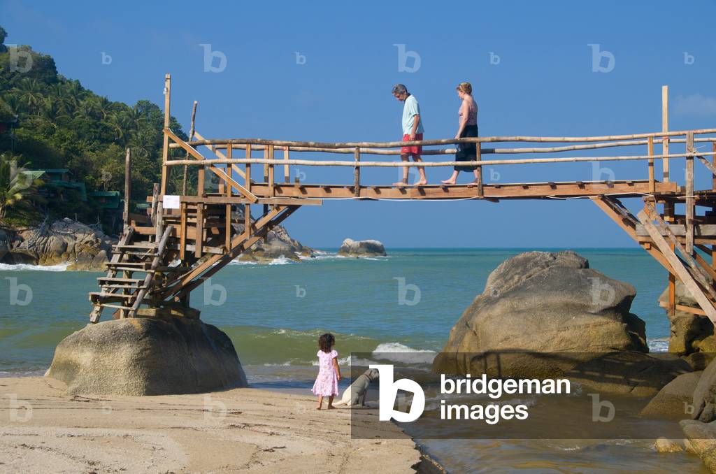 Thailand: Bridge over the Than Sadet stream leading to the sea at Sadet Beach (Hat Sadet), Ko Phangan (photo)