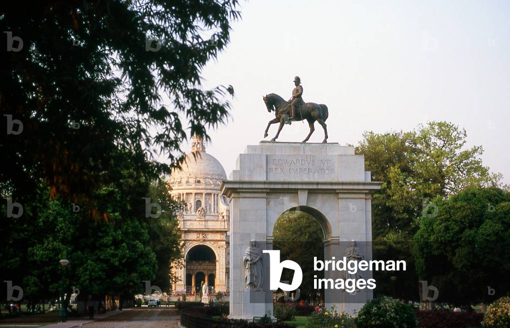 India: King Edward VII (1841 - 1910), Emperor of India, on horseback in front of the Victoria Memorial, Kolkata (Calcutta), West Bengal