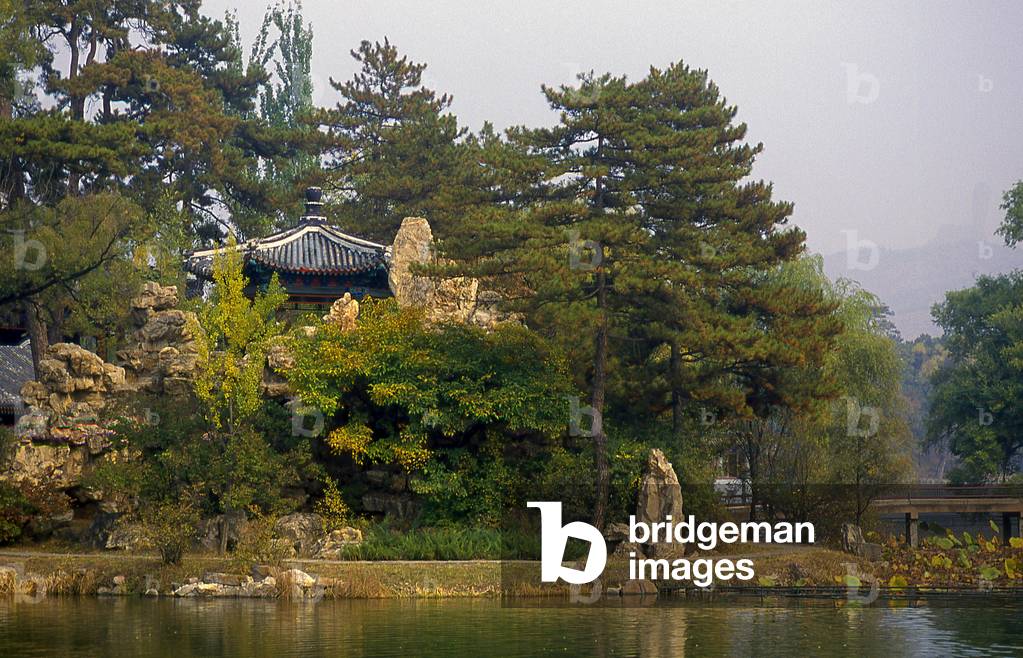 China: Pavilions on the lake, Imperial Summer Villa (Bishu Shanzhuang), Chengde, Hebei Province