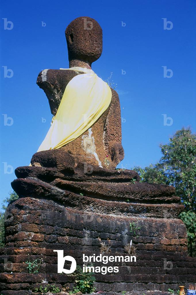 Thailand: Weather-beaten Buddha at Wat Phra Kaew, Kamphaeng Phet Historical Park