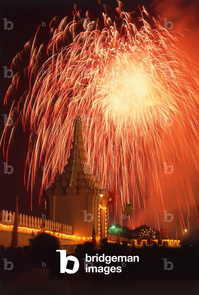 Thailand: Fireworks light up the sky over Wat Phra Kaew (Temple of the Emerald Buddha) and the Grand Palace, Bangkok (photo)