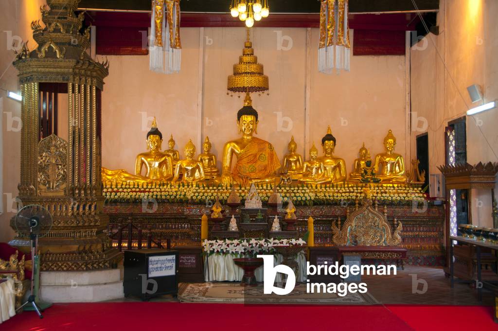 Thailand: Buddha figures in the main viharn, Wat Duang Di, Chiang Mai, northern Thailand