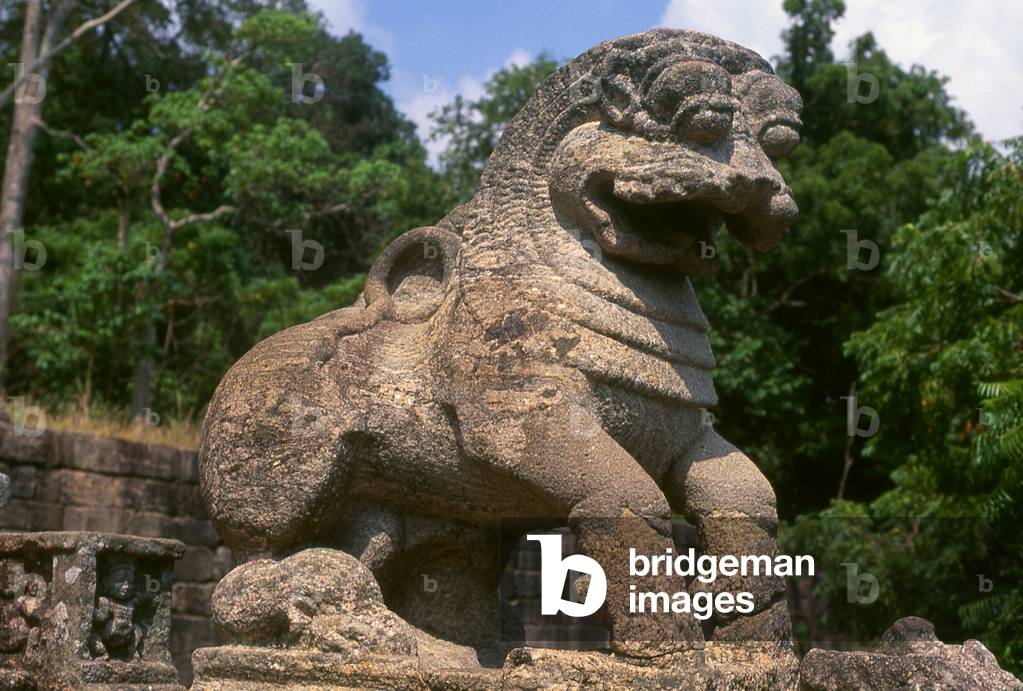 Sri Lanka: The Yapahuwa Lion on the stone staircase at Yapahuwa, an ancient rock fortress in Sri Lanka's North Western Province (photo)