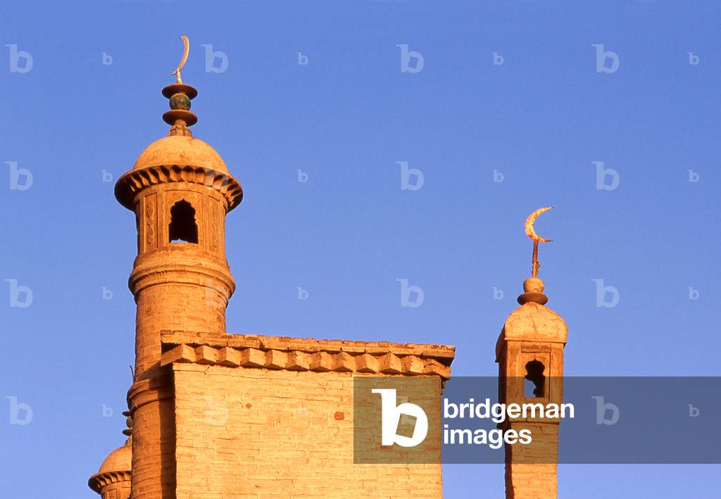 China: The minarets of the Friday Mosque (Jama Masjid) at dusk, Karghilik, Xinjiang Province (photo)
