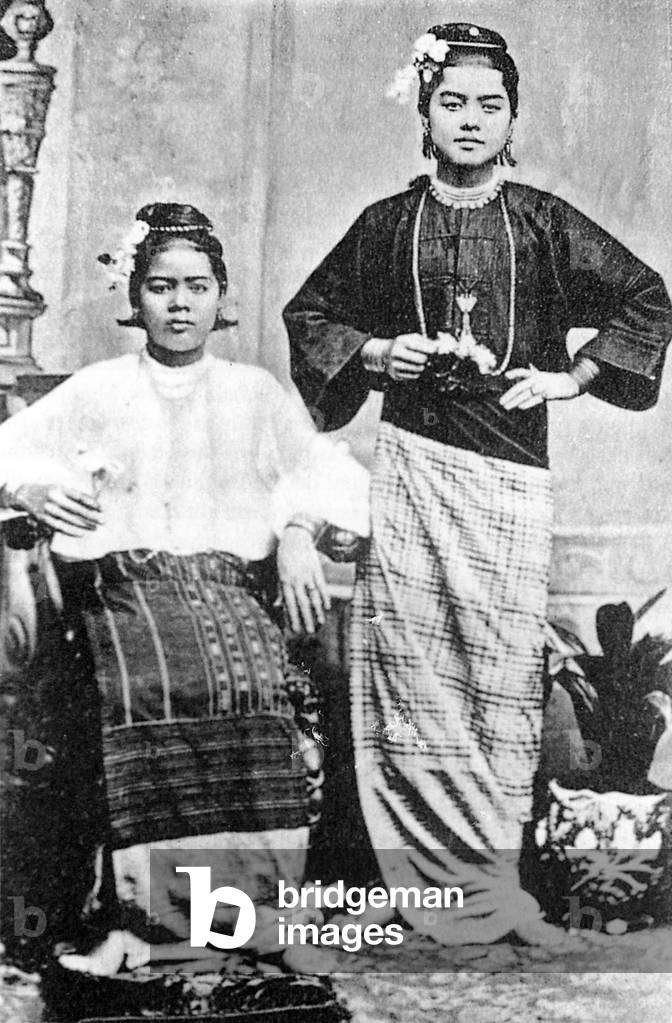 Burma / Myanmar: The celebrated ah-nyeint Sein Chit (right) with her sister, c. 1910. They are both wearing everyday clothing