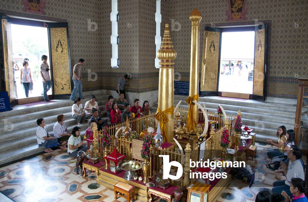 Thailand: People paying respect to the Lak Muang (City Pillar), next to Sanam Luang, Bangkok