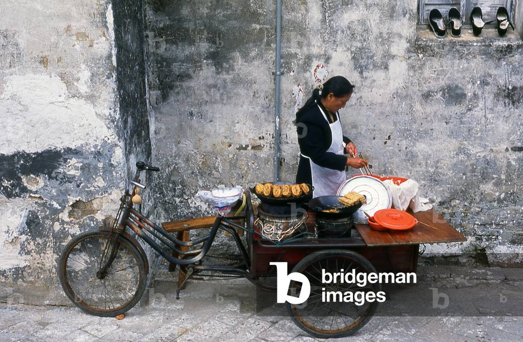 China: Mobile snack vendor in the 'Water Town' of Zhouzhuang, Jiangsu Province (photo)