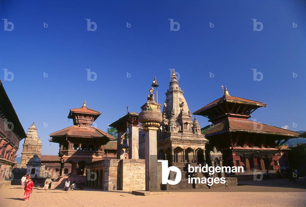 Nepal: Durbar Square with King Bhupatindra Malla sitting on top of his column (centre) looking towards the 55 Window Palace, Bhaktapur, Kathmandu Valley (1997) (photo)