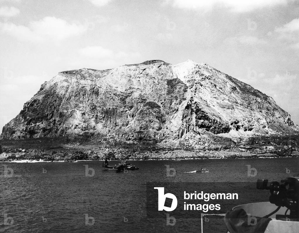 Japan / USA: Mount Suribachi immediately after the Japanese surrender, Battle of Iwo Jima, 27 March 1945
