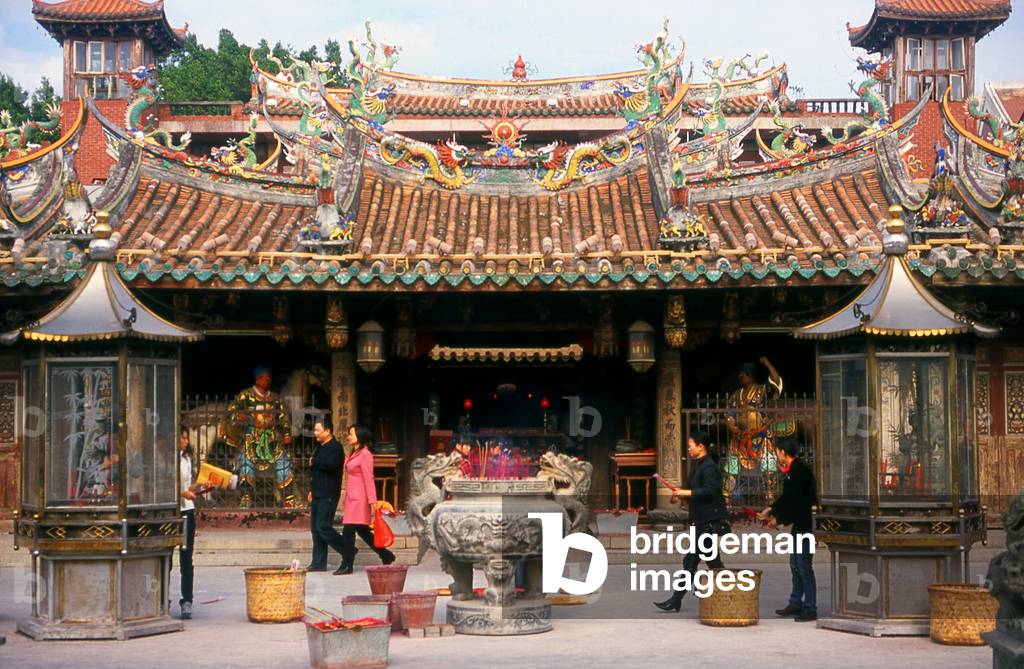 China: Front courtyard at the Guandi Temple dedicated to General Guan Yu, the Three Kingdoms' hero turned God of War, Quanzhou, Fujian Province