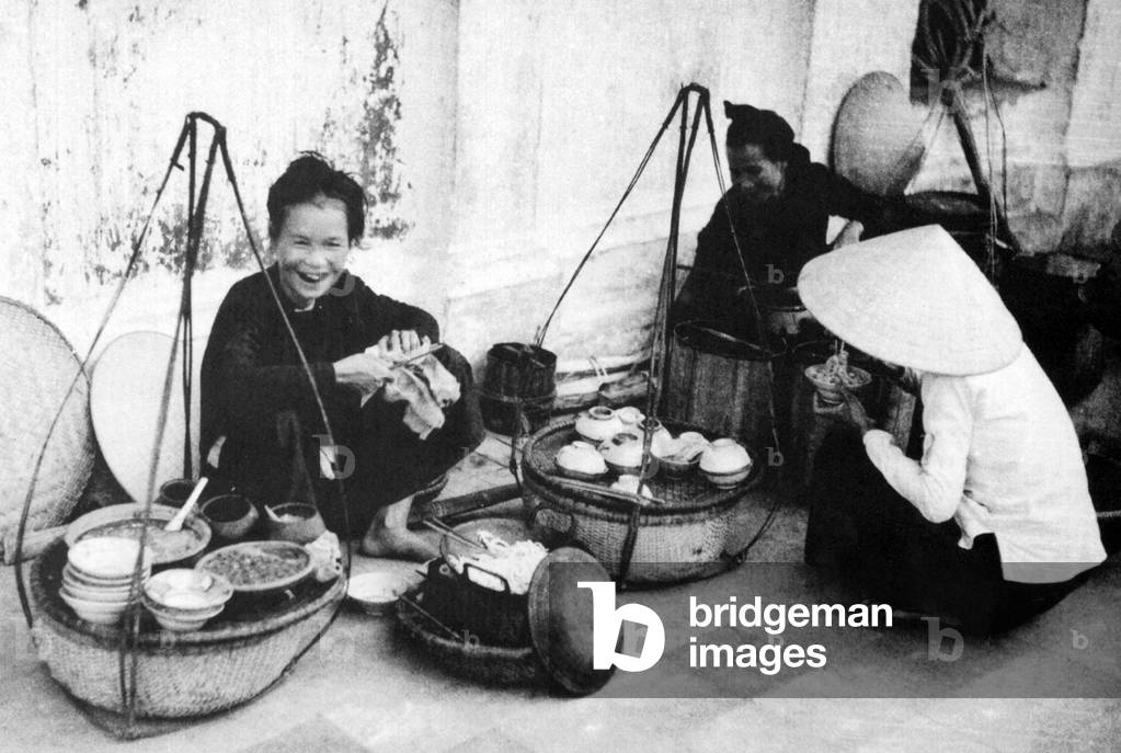 Vietnam: A Cao Lau noodle vendor, a Hoi An and Quang Nam speciality, Hoi An (1950)