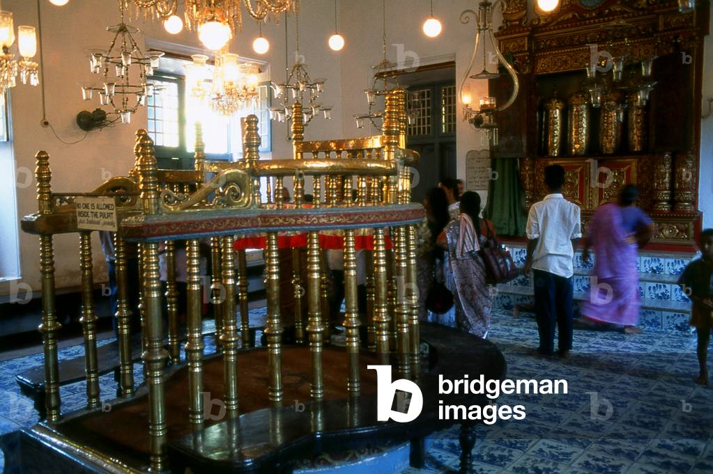 India: Visitors inside the Paradesi Synagogue (aka Cochin Jewish Synagogue or the Mattancherry Synagogue), Kochi (Cochin), Kerala, South India