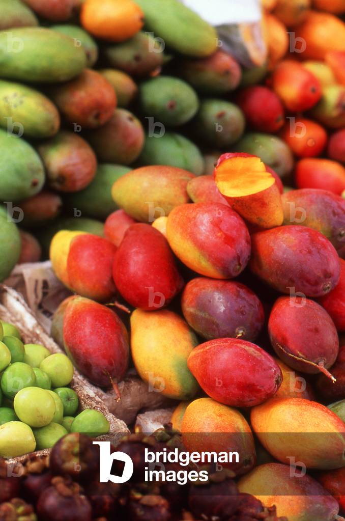China: Fresh fruit including a variety of mangoes for sale in a market in Haikou, Hainan Province (photo)