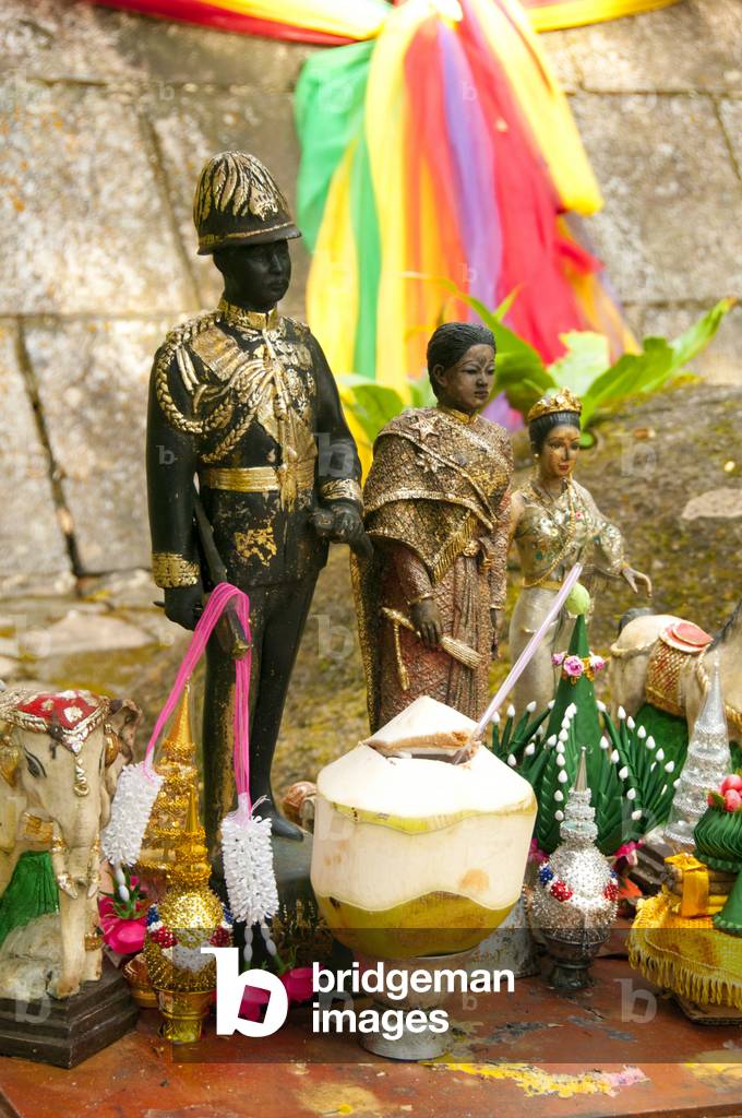 Thailand: Miniature figures of King Chulalongkorn (Rama V) and Queen Sunantha Kumarirat, Nam Tok Phlio (Phliw) National Park, Chanthaburi Province