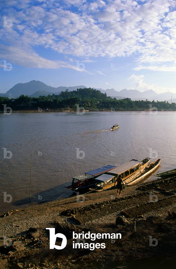 Thailand / Laos: Early morning boats on the Mekong River near Chiang Khong, Chiang Rai Province, Northern Thailand