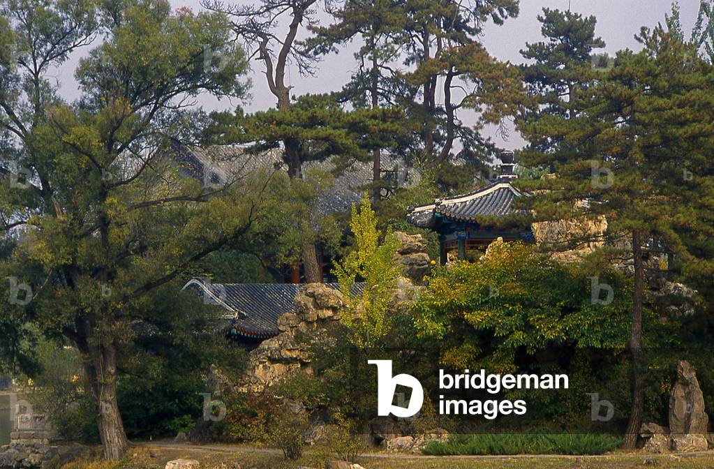 China: Pavilions on the lake, Imperial Summer Villa (Bishu Shanzhuang), Chengde, Hebei Province