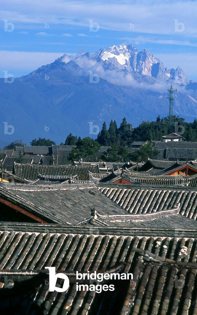 China: View over old Lijiang towards Jade Dragon Snow Mountain, Lijiang Old Town, Yunnan Province