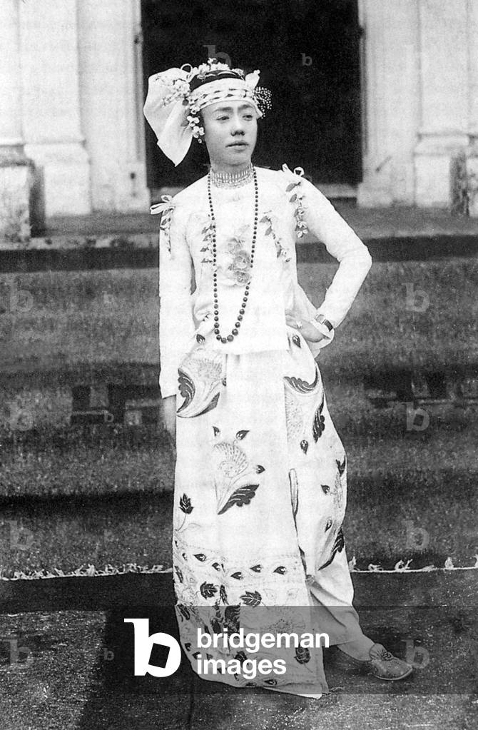 Burma / Myanmar: The Mintha Sabair Tin on the steps of the Haw or Shan sawbwa's palace at Hsipaw, 1930s